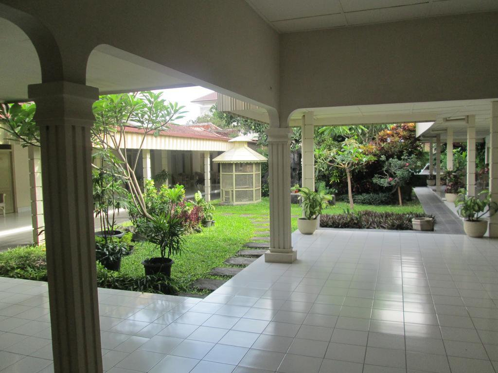 Hotel Grand Rosela Jogjakarta Buitenkant foto