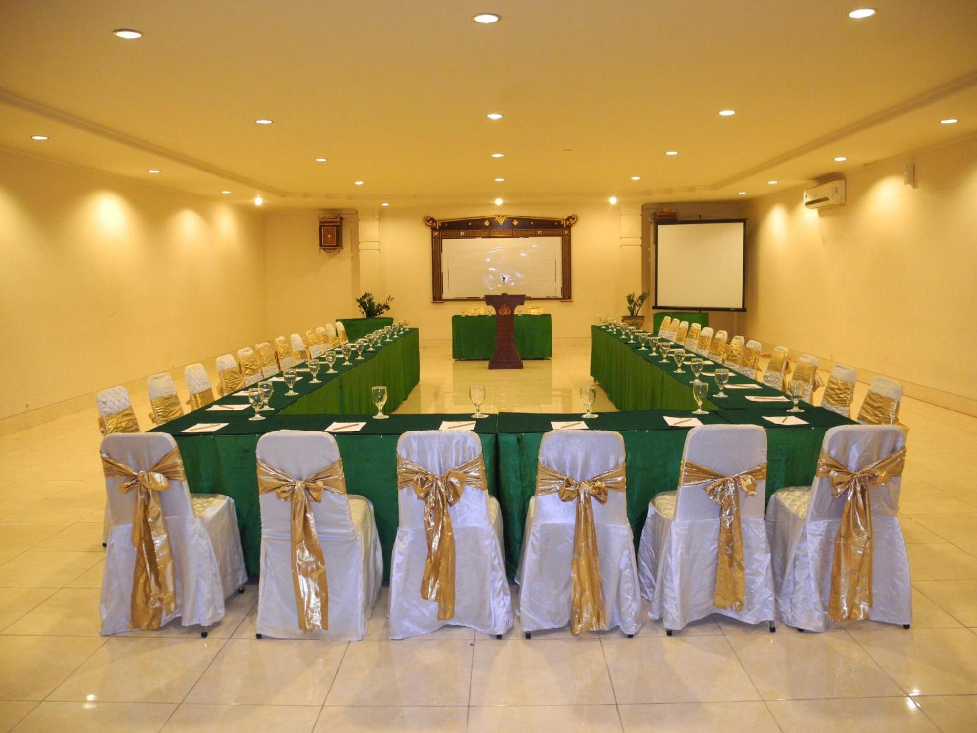 Hotel Grand Rosela Jogjakarta Buitenkant foto