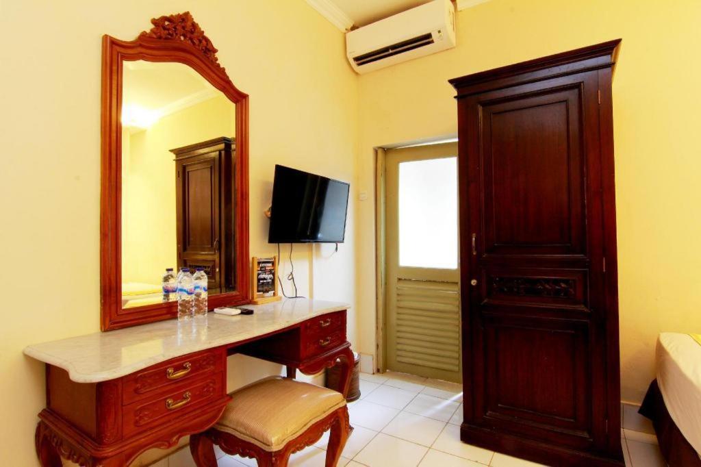 Hotel Grand Rosela Jogjakarta Buitenkant foto