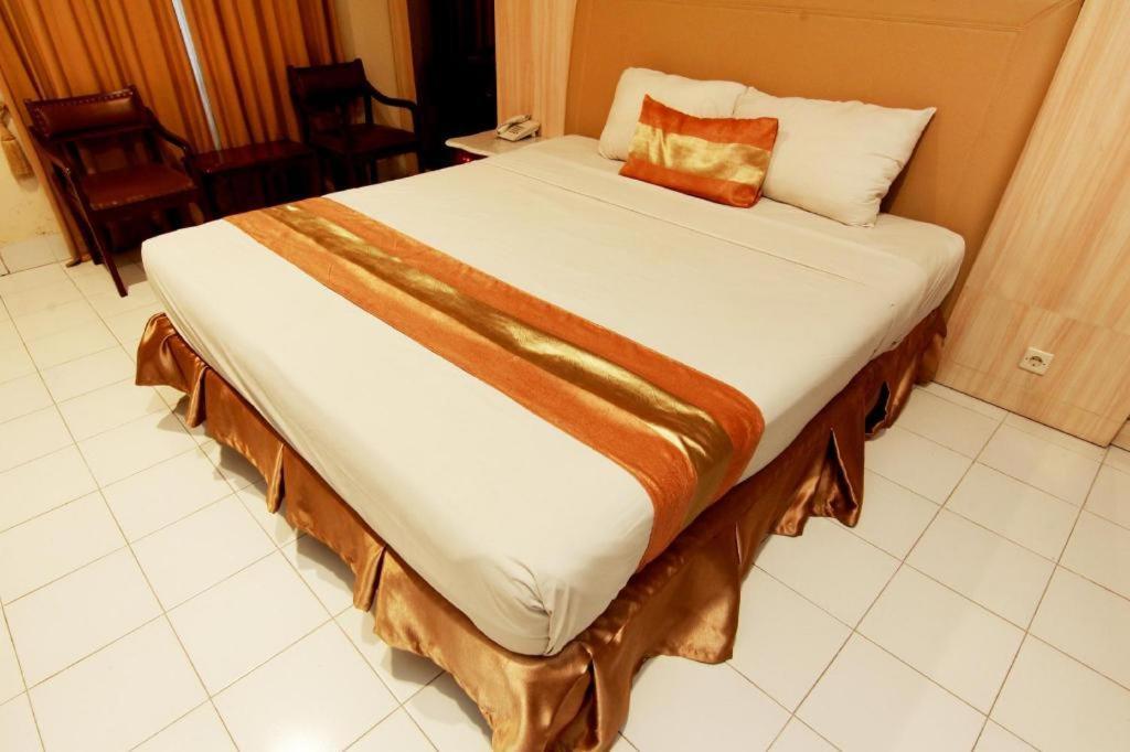 Hotel Grand Rosela Jogjakarta Buitenkant foto