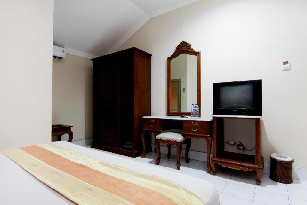 Hotel Grand Rosela Jogjakarta Buitenkant foto