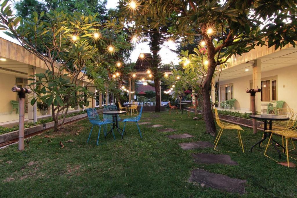 Hotel Grand Rosela Jogjakarta Buitenkant foto