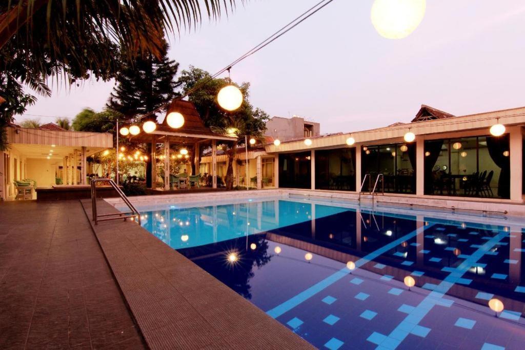 Hotel Grand Rosela Jogjakarta Buitenkant foto